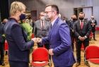 wicemarszałek Tomasz Urynowicz gratuluje Iwonie Gibas z zarządu województwa