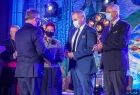 dyrektor Marcin Jędrychowski odbiera z rąk marszałka Witolda Kozłowskiego nagrodę Veritatis Splendor