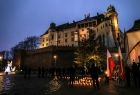 Krzyż Katyński, w tle Zamek Królewski na Wawelu