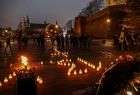 Widok na uczestników obchodów rocznicowych zgromadzonych przed Krzyżem Katyńskim