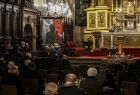 Wnętrze Katedry Wawelskiej, uczestnicy mszy