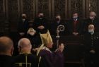 Uczestnicy mszy w Katedrze Wawelskiej, na pierwszym planie arcybiskup Jędraszewski