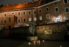 Pomnik Jana Pawła II widziany z oddali
