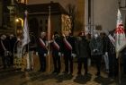 Grupa uczestników obchodów rocznicowych, zbliżenie