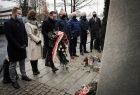Grupa osób przed pomnikiem Bogdana Włosika