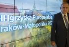 Andrzej Kraśnicki, prezes Polskiego Komitetu Olimpijskiego przy ekranie z logo Igrzysk Europejskich Kraków, Małopolska 2023