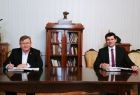 Zdjęcie przedstawiające marszałka Witolda Kozłowskiego i wicemarszałka Łukasza Smółkę