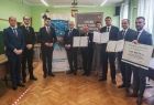 Grupa osób stojących w pomieszczeniu