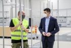 Wicemarszałek Łukasz Smółka rozmawiający z pracownikiem ekipy technicznej