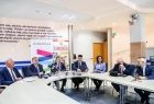 Widok ogólny na osoby zasiadające przy okrągłym stole. Konferencja prasowa Zarządu Województwa Małopolskiego oraz Zarządu Powiatu w Tarnowie. W spotkaniu uczestniczyli również posłowie Anna Pieczarka, Urszula Rusecka i Wiesław Krajewski oraz radni wojewód