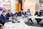 Widok ogólny na osoby zasiadające przy okrągłym stole. Konferencja prasowa Zarządu Województwa Małopolskiego oraz Zarządu Powiatu w Tarnowie. W spotkaniu uczestniczyli również posłowie Anna Pieczarka, Urszula Rusecka i Wiesław Krajewski oraz radni wojewód