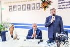 Konferencja prasowa Zarządu Województwa Małopolskiego oraz Zarządu Powiatu w Tarnowie. W spotkaniu uczestniczyli również posłowie Anna Pieczarka, Urszula Rusecka i Wiesław Krajewski oraz radni województwa Anna Mikosz i Wojciech Skruch. Zbliżenie na trzy o