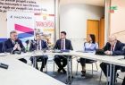 Widok ogólny na osoby zasiadające przy okrągłym stole. Konferencja prasowa Zarządu Województwa Małopolskiego oraz Zarządu Powiatu w Tarnowie. W spotkaniu uczestniczyli również posłowie Anna Pieczarka, Urszula Rusecka i Wiesław Krajewski oraz radni wojewód
