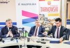 Konferencja prasowa. Za stołem prezydialnym między innymi marszałek Witold Kozłowski i wicemarszałek Łukasz Smółka