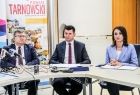 Marszałek Witold Kozłowski, wicemarszałek Łukasz Smółka i Marta Malec-Lech z Zarządu Województwa za stołem prezydialnym