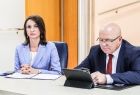 Marta Malec-Lech i Edward Czesak z Zarządu Województwa Małopolskiego za stołem prezydialnym podczas konferencji w Tarnowie