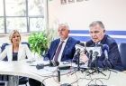 Konferencja prasowa Zarządu Województwa Małopolskiego oraz Zarządu Powiatu w Tarnowie. W spotkaniu uczestniczyli również posłowie Anna Pieczarka, Urszula Rusecka i Wiesław Krajewski oraz radni województwa Anna Mikosz i Wojciech Skruch. Zbliżenie na trzy o