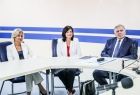 Konferencja prasowa Zarządu Województwa Małopolskiego oraz Zarządu Powiatu w Tarnowie. W spotkaniu uczestniczyli również posłowie Anna Pieczarka, Urszula Rusecka i Wiesław Krajewski oraz radni województwa Anna Mikosz i Wojciech Skruch. Zbliżenie na trzy o