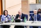 Konferencja prasowa Zarządu Województwa Małopolskiego oraz Zarządu Powiatu w Tarnowie. W spotkaniu uczestniczyli również posłowie Anna Pieczarka, Urszula Rusecka i Wiesław Krajewski oraz radni województwa Anna Mikosz i Wojciech Skruch. Zbliżenie na trzy o