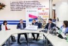 Widok ogólny na osoby zasiadające przy okrągłym stole. Konferencja prasowa Zarządu Województwa Małopolskiego oraz Zarządu Powiatu w Tarnowie. W spotkaniu uczestniczyli również posłowie Anna Pieczarka, Urszula Rusecka i Wiesław Krajewski oraz radni wojewód