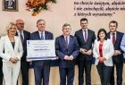 Pamiątkowe zdjęcie Zarządu Województwa oraz Zarządu Powiatu w Tarnowie. W spotkaniu uczestniczyli również posłowie Anna Pieczarka, Urszula Rusecka i Wiesław Krajewski oraz radni województwa Anna Mikosz i Wojciech Skruch