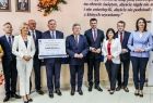Pamiątkowe zdjęcie Zarządu Województwa oraz Zarządu Powiatu w Tarnowie. W spotkaniu uczestniczyli również posłowie Anna Pieczarka, Urszula Rusecka i Wiesław Krajewski oraz radni województwa Anna Mikosz i Wojciech Skruch