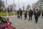 Uroczystości związane z rocznicą 11 listopada w Nowym Sączu przy pomniku Józefa Piłsudskiego; samorząd województwa podczas składania kwiatów reprezentują radni województwa oraz przedstawiciele wojewódzkich jednostek kultury