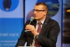 burmistrz Krynicy Zdrój - Piotr Ryba mówi do mikrofonu