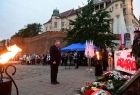 Elegancki mężczyzna stoi przed krzyżem