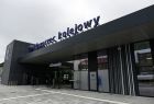 budynek z betonu i szkła w tonacji szarej