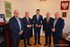 Zdjęcie przedstawiające grupę pięciu mężczyzn stojących obok siebie