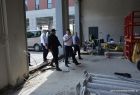 Grupa osób wchodzących do budynku