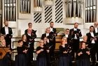 Małopolskie Spotkanie Opłatkowe. Na scenie artyści Filharmonii Krakowskiej śpiewający tradycyjne, polskie kolędy