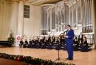 Przemawia wojewoda Łukasz Kmita. W tle artyści z chóru Filharmonii Krakowskiej