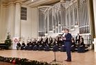 Przemawia marszałek Witold Kozłowski. W tle artyści z chóru Filharmonii Krakowskiej