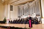 Wystąpienie arcybiskupa Marka Jędraszewskiego. W tle artyści Filharmonii Krakowskiej