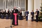 Przemawia arcybiskup Marek Jędraszewski. Obok stoją marszałek Witold Kozłowski, przewodniczący Jan Tadeusz Duda i wojewoda Łukasz Kmita. W tle chór Filharmonii Krakowskiej