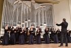 Na scenie artyści Filharmonii Krakowskiej śpiewający tradycyjne, polskie kolędy. Zespołem kieruje dyrygent
