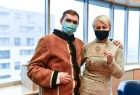 Iwona Gibas z zarządu wraz z muzykiem 