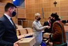 wicemarszałek Łukasz Smółka i Iwona Gibas z zarządu