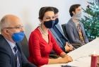 Marta Malec-Lech z zarządu województwa, radny Rafał Kosowski, dyrektor Dariusz Styrna i podróżnik Jan Mela