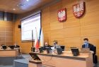 Obrady zdalnej sesji sejmiku. W sali obrad przewodniczący sejmiku Jan Tadeusz Duda oraz dwoje pracowników kancelarii sejmiku