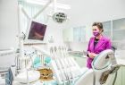 Marta Malec-Lech z zarządu województwa w pracowni dentystycznej.