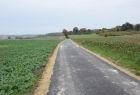 asfaltowa droga wiejska przecinająca pole uprawne