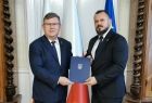dwaj mężczyźni trzymający teczkę
