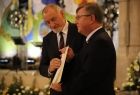 Marszałek Witold Kozłowski oraz przewodniczący Sejmiku Województwa Małopolskiego Jan Tadeusz Duda prezentują watykański dekret ws. ustanowienia św. Jana Pawła II patronem Województwa Małopolskiego