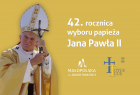 Grafika informacyjna z wizerunkiem Jana Pawła II