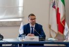 Wiceprezes Polskiego Komitetu Olimpijskiego Tomasz Poręba za stołem konferencyjnym, podczas spotkania w Rzymie na temat Igrzysk Europejskich 2023