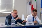 Prezes Polskiego Komitetu Olimpijskiego Andrzej Kraśnicki oraz wiceprezes PKOl Tomasz Poręba, przy stole konferencyjnym, podczas rozmów w Rzymie z przedstawicielami Stowarzyszenia Europejskich Komitetów Olimpijskich