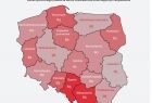 kontury Polski w wydzielonymi województwami i zaznaczonymi rodzajami zanieczyszczeń w kolorach od białego, poprzez szary, różowy i czerwony